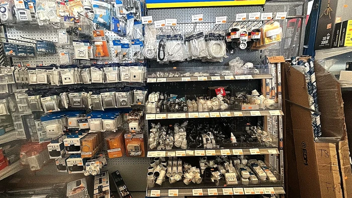 Mecanismos eléctricos: enchufes e interruptores