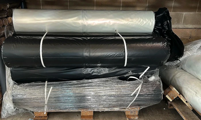 Rollos de plástico negro, blanco y transparente para obra y jardín