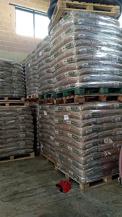 Sacos de pellets de madera apilados en palets
